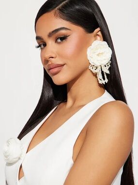 💎NWOT Fashion Nova White Floral Pearl Cluster Statement Earrings